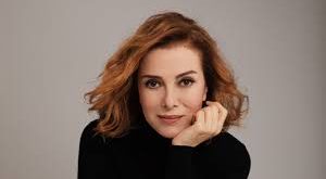 Zuhal Olcay’ın sanat yolculuğu tiyatro ile başlamıştır. Devlet Tiyatroları bünyesinde görev aldığı yıllarda birçok önemli oyunda rol almıştır. Sahnedeki performansı, karakterlere kattığı derinlik ve duygusal yoğunluk, onun kısa sürede tiyatro dünyasında saygın bir yer edinmesini sağlamıştır.