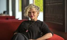 Suely Rolnik, çağdaş psikanaliz, felsefe, sanat teorisi ve kültürel eleştiri alanlarında önemli çalışmalarıyla tanınan Brezilyalı bir düşünür, psikanalist ve akademisyendir. Özellikle Felix Guattari ile geliştirdiği kuramsal yaklaşım, arzu, beden, politika ve toplumsal üretim ilişkilerini birlikte ele alan özgün bir düşünce hattı yaratmasıyla dikkat çeker.