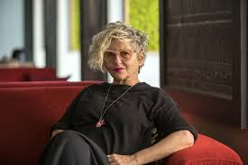 Suely Rolnik, çağdaş psikanaliz, felsefe, sanat teorisi ve kültürel eleştiri alanlarında önemli çalışmalarıyla tanınan Brezilyalı bir düşünür, psikanalist ve akademisyendir. Özellikle Felix Guattari ile geliştirdiği kuramsal yaklaşım, arzu, beden, politika ve toplumsal üretim ilişkilerini birlikte ele alan özgün bir düşünce hattı yaratmasıyla dikkat çeker.