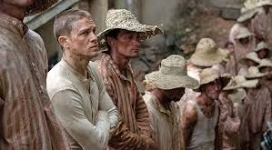 Film, Fransız mahkûm Henri Charrière’in otobiyografik eserlerinden uyarlanmıştır ve başrolde Charlie Hunnam yer almaktadır. Ona eşlik eden bir diğer güçlü performans ise Rami Malek tarafından canlandırılan Louis Dega karakteridir.