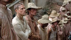Film, Fransız mahkûm Henri Charrière’in otobiyografik eserlerinden uyarlanmıştır ve başrolde Charlie Hunnam yer almaktadır. Ona eşlik eden bir diğer güçlü performans ise Rami Malek tarafından canlandırılan Louis Dega karakteridir.