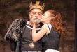 King Lear, Shakespeare’in çoğu eserinde olduğu gibi özgün bir hikâyeden değil, daha eski anlatı geleneklerinden beslenir. Özellikle Monmouthlu Geoffrey’nin 12. yüzyılda kaleme aldığı Historia Regum Britanniae adlı eserinde yer alan Kral Leir anlatısı, oyunun temel kaynaklarından biridir. Bu yönüyle metin, Britanya mitolojisi ile Elizabeth dönemi tiyatrosu arasında bir köprü kurar.