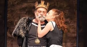 King Lear, Shakespeare’in çoğu eserinde olduğu gibi özgün bir hikâyeden değil, daha eski anlatı geleneklerinden beslenir. Özellikle Monmouthlu Geoffrey’nin 12. yüzyılda kaleme aldığı Historia Regum Britanniae adlı eserinde yer alan Kral Leir anlatısı, oyunun temel kaynaklarından biridir. Bu yönüyle metin, Britanya mitolojisi ile Elizabeth dönemi tiyatrosu arasında bir köprü kurar.