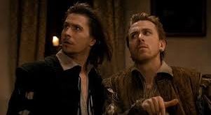 Tom Stoppard tarafından kaleme alınan Rosencrantz ve Guildenstern Öldü, modern tiyatronun en özgün metinlerinden biri olarak kabul edilen, varoluşçu düşünce ile absürd tiyatronun sınırlarını kesiştiren bir yapıdır. İlk bakışta William Shakespeare’in Hamlet adlı eserinin kenarında kalmış iki küçük karakteri merkeze alıyor gibi görünse de, aslında bu tercih bir “yeniden anlatım”dan çok daha fazlasını, yani anlatının kendisine yönelik radikal bir sorgulamayı temsil eder.