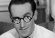 Harold Lloyd, sessiz sinema döneminin en büyük üç komedi ustasından biri olarak kabul edilen, özellikle fiziksel komedi, tehlikeli sahneler ve şehir yaşamını konu alan filmleriyle tanınan Amerikalı oyuncu, yapımcı ve yönetmendir. Sinema tarihinin erken döneminde, komediyi yalnızca güldürü unsuru olmaktan çıkarıp aksiyon, romantizm ve gerilimle birleştiren Lloyd, modern sinema dilinin gelişiminde önemli bir rol oynamıştır.