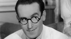 Harold Lloyd, sessiz sinema döneminin en büyük üç komedi ustasından biri olarak kabul edilen, özellikle fiziksel komedi, tehlikeli sahneler ve şehir yaşamını konu alan filmleriyle tanınan Amerikalı oyuncu, yapımcı ve yönetmendir. Sinema tarihinin erken döneminde, komediyi yalnızca güldürü unsuru olmaktan çıkarıp aksiyon, romantizm ve gerilimle birleştiren Lloyd, modern sinema dilinin gelişiminde önemli bir rol oynamıştır.