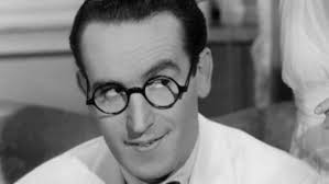 Harold Lloyd, sessiz sinema döneminin en büyük üç komedi ustasından biri olarak kabul edilen, özellikle fiziksel komedi, tehlikeli sahneler ve şehir yaşamını konu alan filmleriyle tanınan Amerikalı oyuncu, yapımcı ve yönetmendir. Sinema tarihinin erken döneminde, komediyi yalnızca güldürü unsuru olmaktan çıkarıp aksiyon, romantizm ve gerilimle birleştiren Lloyd, modern sinema dilinin gelişiminde önemli bir rol oynamıştır.