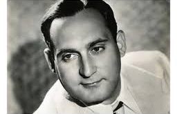 Richard Tucker, özellikle 1930’lardan 1980’lere uzanan geniş kariyerinde polis, avukat, doktor, iş insanı ve otorite figürleri gibi karakterleri başarıyla canlandırmasıyla tanınmıştır. Onu farklı kılan, başrol yıldızı olmamasına rağmen her projeye gerçekçilik ve ağırlık kazandıran bir “güvenilir karakter yüzü” haline gelmesidir.
