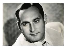 Richard Tucker, özellikle 1930’lardan 1980’lere uzanan geniş kariyerinde polis, avukat, doktor, iş insanı ve otorite figürleri gibi karakterleri başarıyla canlandırmasıyla tanınmıştır. Onu farklı kılan, başrol yıldızı olmamasına rağmen her projeye gerçekçilik ve ağırlık kazandıran bir “güvenilir karakter yüzü” haline gelmesidir.