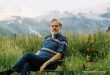Çağdaş felsefe dünyasının en tartışmalı, en üretken ve en dikkat çekici isimlerinden biri olan Slavoj Žižek, siyaset teorisi, psikanaliz, popüler kültür eleştirisi ve ideoloji üzerine geliştirdiği sıra dışı yaklaşımlarla uluslararası düzeyde tanınan bir düşünürdür.