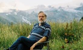 Çağdaş felsefe dünyasının en tartışmalı, en üretken ve en dikkat çekici isimlerinden biri olan Slavoj Žižek, siyaset teorisi, psikanaliz, popüler kültür eleştirisi ve ideoloji üzerine geliştirdiği sıra dışı yaklaşımlarla uluslararası düzeyde tanınan bir düşünürdür.
