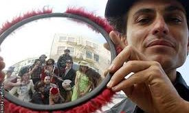 Eddy Joe Cotton, gerçek adıyla Zebu Recchia, çağdaş Amerikan edebiyatında alışılmadık bir anlatı çizgisiyle öne çıkan yazar, performans sanatçısı ve serseri (hobo) kültürü üzerine çalışan bir figürdür. Onu sıradan bir yazar olmaktan ayıran en önemli özellik, yazarlık pratiğini doğrudan yaşam deneyimiyle birleştirmesi; özellikle de Amerikan demiryolu kültürü, göçebe yaşam ve sokak altkültürleri üzerine kurduğu kişisel mitolojidir.