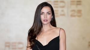 Ana de Armas, oyunculuk kariyerine Küba’da başlamıştır. Henüz genç yaşta yer aldığı projelerle dikkat çekmiş ve yerel sinema sektöründe tanınan bir isim haline gelmiştir.