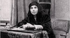 Yaşar Nezihe Bükülmez, 1882 yılında İstanbul’da dünyaya gelmiştir. Hayatı, daha en başından itibaren büyük zorluklarla şekillenmiştir. Annesini küçük yaşta kaybetmiş, babasıyla birlikte oldukça yoksul bir yaşam sürmek zorunda kalmıştır.
