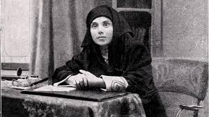 Yaşar Nezihe Bükülmez, 1882 yılında İstanbul’da dünyaya gelmiştir. Hayatı, daha en başından itibaren büyük zorluklarla şekillenmiştir. Annesini küçük yaşta kaybetmiş, babasıyla birlikte oldukça yoksul bir yaşam sürmek zorunda kalmıştır.