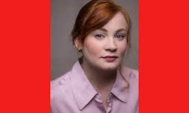 Anne Clare Gibbons-Brown’ın erken yaşamına dair detaylı biyografik bilgiler kamuya açık kaynaklarda sınırlı yer almaktadır. Ancak kariyer yolculuğu incelendiğinde, oyunculuğa genç yaşlarda ilgi duyan ve bu alanda profesyonel eğitim almış bir sanatçı profili ortaya çıkmaktadır.