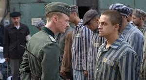 Auschwitz, klasik bir belgeselden çok daha farklı bir yapıya sahiptir. Film, Nazi Almanyası döneminde toplama kamplarında yaşanan dehşeti doğrudan ve sansürsüz bir şekilde izleyiciye sunmayı amaçlar.