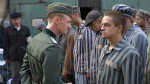 Auschwitz, klasik bir belgeselden çok daha farklı bir yapıya sahiptir. Film, Nazi Almanyası döneminde toplama kamplarında yaşanan dehşeti doğrudan ve sansürsüz bir şekilde izleyiciye sunmayı amaçlar.
