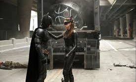 Gotham şehrinde yükselen kaos, ahlak ve düzen çatışmasını çok katmanlı bir anlatımla işler. Nolan’ın gerçekçi sinema dili, Hans Zimmer ve James Newton Howard’ın müzikleriyle birleştiğinde ortaya hem görsel hem de tematik açıdan güçlü bir yapım çıkar.