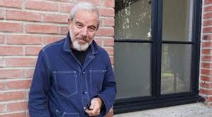 Jean-Michel Noirey’nin profesyonel oyunculuk kariyeri tiyatro sahnelerinde başladı. Uzun yıllar boyunca çeşitli tiyatro topluluklarında çalışan oyuncu, Fransız klasiklerinden modern oyunlara kadar pek çok farklı projede yer aldı.