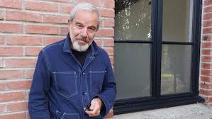 Jean-Michel Noirey’nin profesyonel oyunculuk kariyeri tiyatro sahnelerinde başladı. Uzun yıllar boyunca çeşitli tiyatro topluluklarında çalışan oyuncu, Fransız klasiklerinden modern oyunlara kadar pek çok farklı projede yer aldı.