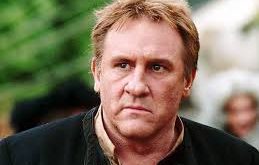 Ergenlik döneminde Paris’e giderek sanat dünyasına adım atan Depardieu, burada tiyatro eğitimi almış ve oyunculuk yeteneğini geliştirmeye başlamıştır. Doğal yeteneği ve güçlü sahne varlığı sayesinde kısa sürede dikkat çekmiştir.