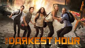 Film, klasik uzaylı istilası hikâyelerine farklı bir yaklaşım getirerek görünmez düşman fikrini merkeze alır. Özellikle Moskova’da geçen atmosferi sayesinde Hollywood yapımlarından farklı bir görsel deneyim sunan En Karanlık Saat, bilim kurgu severler için ilgi çekici bir alternatif olarak öne çıkmaktadır.