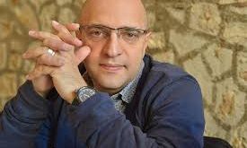 Dominic Minghella, İngiltere’de dünyaya geldi ve sanatla iç içe bir aile ortamında büyüdü. İtalyan kökenli bir aileye mensup olan Minghella ailesi, İngiliz sanat dünyasında önemli isimler yetiştirmiştir.