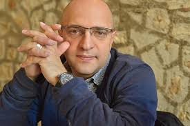 Dominic Minghella, İngiltere’de dünyaya geldi ve sanatla iç içe bir aile ortamında büyüdü. İtalyan kökenli bir aileye mensup olan Minghella ailesi, İngiliz sanat dünyasında önemli isimler yetiştirmiştir.