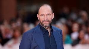 Ralph Fiennes kariyerine sinemadan önce tiyatro sahnelerinde başladı. Royal National Theatre ve Royal Shakespeare Company gibi prestijli tiyatro topluluklarında sahne aldı.