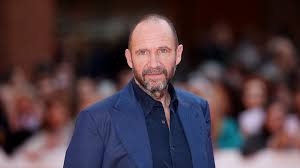 Ralph Fiennes kariyerine sinemadan önce tiyatro sahnelerinde başladı. Royal National Theatre ve Royal Shakespeare Company gibi prestijli tiyatro topluluklarında sahne aldı.