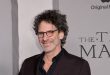 “No Country for Old Men”, “Fargo”, “The Big Lebowski”, “Inside Llewyn Davis” ve “Barton Fink” gibi kült yapımlarla tanınan Joel Coen, sinema dünyasında hem bağımsız hem de ana akım sinemanın sınırlarını aşmayı başaran önemli bir sanatçı olarak değerlendirilmektedir.