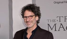 “No Country for Old Men”, “Fargo”, “The Big Lebowski”, “Inside Llewyn Davis” ve “Barton Fink” gibi kült yapımlarla tanınan Joel Coen, sinema dünyasında hem bağımsız hem de ana akım sinemanın sınırlarını aşmayı başaran önemli bir sanatçı olarak değerlendirilmektedir.