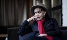Henüz gençlik yıllarında modellik yapmaya başlayan Karina, kısa sürede dikkat çekici güzelliği sayesinde Avrupa moda çevrelerinin ilgisini çekti.