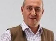 Sanata olan ilgisi erken yaşlarda başladı. Ortaokul son sınıfta Molière tarafından yazılan “Zoraki Hekim” oyununda sahneye çıkarak tiyatroyla ilk ciddi bağını kurdu. Bu deneyim, ilerleyen yıllarda hayatının merkezine tiyatroyu yerleştirmesinde önemli rol oynadı.