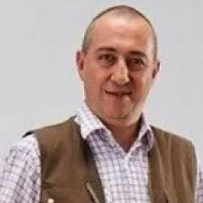 Sanata olan ilgisi erken yaşlarda başladı. Ortaokul son sınıfta Molière tarafından yazılan “Zoraki Hekim” oyununda sahneye çıkarak tiyatroyla ilk ciddi bağını kurdu. Bu deneyim, ilerleyen yıllarda hayatının merkezine tiyatroyu yerleştirmesinde önemli rol oynadı.
