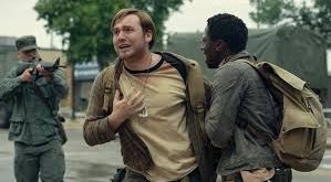 The Long Walk, alternatif bir 20. yüzyılda geçen karanlık bir distopya üzerine kuruludur. Toplum, totaliter bir askeri rejim tarafından yönetilmektedir ve ekonomik çöküşün etkileri halkı derinden sarsmıştır. Bu düzen içinde devlet, gençleri kontrol etmek ve “motivasyon” sağlamak amacıyla ölümcül bir yarış düzenler.