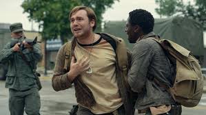 The Long Walk, alternatif bir 20. yüzyılda geçen karanlık bir distopya üzerine kuruludur. Toplum, totaliter bir askeri rejim tarafından yönetilmektedir ve ekonomik çöküşün etkileri halkı derinden sarsmıştır. Bu düzen içinde devlet, gençleri kontrol etmek ve “motivasyon” sağlamak amacıyla ölümcül bir yarış düzenler.