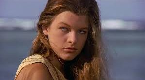 1990’lardan günümüze uzanan kariyerinde hem moda dünyasında bir süpermodel hem de sinemada aksiyon yıldızı olarak öne çıkan Jovovich, özellikle “Resident Evil” serisindeki Alice karakteriyle pop kültürün en tanınan figürlerinden biri hâline gelmiştir.