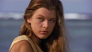 1990’lardan günümüze uzanan kariyerinde hem moda dünyasında bir süpermodel hem de sinemada aksiyon yıldızı olarak öne çıkan Jovovich, özellikle “Resident Evil” serisindeki Alice karakteriyle pop kültürün en tanınan figürlerinden biri hâline gelmiştir.