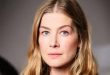 Rosamund Pike, çağdaş sinemanın en güçlü ve çok yönlü kadın oyuncularından biri olarak kabul edilen İngiliz aktristtir. Hem bağımsız sinema filmlerinde hem de büyük Hollywood yapımlarında sergilediği performanslarla uluslararası ün kazanmıştır.