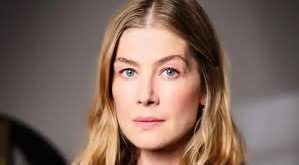 Rosamund Pike, çağdaş sinemanın en güçlü ve çok yönlü kadın oyuncularından biri olarak kabul edilen İngiliz aktristtir. Hem bağımsız sinema filmlerinde hem de büyük Hollywood yapımlarında sergilediği performanslarla uluslararası ün kazanmıştır.