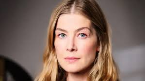 Rosamund Pike, çağdaş sinemanın en güçlü ve çok yönlü kadın oyuncularından biri olarak kabul edilen İngiliz aktristtir. Hem bağımsız sinema filmlerinde hem de büyük Hollywood yapımlarında sergilediği performanslarla uluslararası ün kazanmıştır.