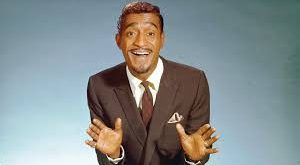 Sammy Davis Jr., yalnızca bir sanatçı değil, aynı zamanda Amerika’daki ırk eşitliği mücadelesinin de sembol isimlerinden biri olarak görülür. Yaşadığı zorluklara rağmen sahne dünyasının en parlak yıldızlarından biri olmayı başarmıştır.