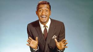 Sammy Davis Jr., yalnızca bir sanatçı değil, aynı zamanda Amerika’daki ırk eşitliği mücadelesinin de sembol isimlerinden biri olarak görülür. Yaşadığı zorluklara rağmen sahne dünyasının en parlak yıldızlarından biri olmayı başarmıştır.