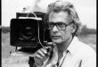 Richard Avedon, moda ve portre fotoğrafçılığında gerçekleştirdiği yeniliklerle bu özel isimlerden biri olarak kabul edilmektedir. Hareketi fotoğrafın merkezine taşıyan yaklaşımı, insan karakterini yüz ifadeleri üzerinden ortaya çıkarma becerisi ve sade ama güçlü görsel dili sayesinde Avedon, modern fotoğrafçılığın en etkili figürlerinden biri haline gelmiştir.