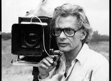 Richard Avedon, moda ve portre fotoğrafçılığında gerçekleştirdiği yeniliklerle bu özel isimlerden biri olarak kabul edilmektedir. Hareketi fotoğrafın merkezine taşıyan yaklaşımı, insan karakterini yüz ifadeleri üzerinden ortaya çıkarma becerisi ve sade ama güçlü görsel dili sayesinde Avedon, modern fotoğrafçılığın en etkili figürlerinden biri haline gelmiştir.