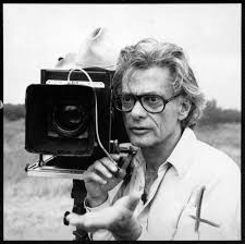 Richard Avedon, moda ve portre fotoğrafçılığında gerçekleştirdiği yeniliklerle bu özel isimlerden biri olarak kabul edilmektedir. Hareketi fotoğrafın merkezine taşıyan yaklaşımı, insan karakterini yüz ifadeleri üzerinden ortaya çıkarma becerisi ve sade ama güçlü görsel dili sayesinde Avedon, modern fotoğrafçılığın en etkili figürlerinden biri haline gelmiştir.