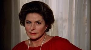 Başrollerde Ingrid Bergman ve Liv Ullmann yer alır. Bu iki güçlü performans, filmi yalnızca bir aile dramı olmaktan çıkararak psikolojik derinliği yüksek bir karakter incelemesine dönüştürür. Film, özellikle duygusal mesafe, bastırılmış öfke ve geçmiş travmaların bugüne etkisi gibi temaları işleyerek Bergman sinemasının en olgun örneklerinden biri olarak kabul edilir.