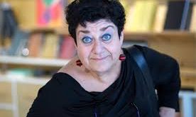 Serra Yılmaz’ın sanat hayatı, Dostlar Tiyatrosu ile başladı. Türkiye’nin önemli tiyatro topluluklarından biri olan bu sahnede yer alması, onun profesyonel kariyerinin başlangıcı oldu.